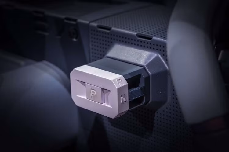 Dacia Hipster chỉ nặng 800 kg, nhẹ hơn khoảng 20% so với đàn anh Spring. Triết lý “giảm cân” này còn giúp cắt bớt một nửa lượng khí thải carbon trong suốt vòng đời sản phẩm nhờ sử dụng ít vật liệu và năng lượng hơn.