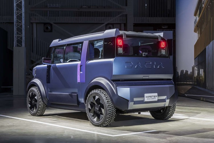 Dacia mô tả thiết kế của Hipster như “một khối vuông vững chắc đặt trên bốn bánh ở bốn góc”. Ngoại hình của Hipster trông như phiên bản thu nhỏ của xe Jeep và Land Rover Defender với phần đầu ngắn, mũi xe dựng đứng và các ô cửa sổ phẳng. Tất cả toát lên vẻ đẹp của sự giản dị và thực dụng đồng thời tạo cảm giác gọn gàng, hợp lý.