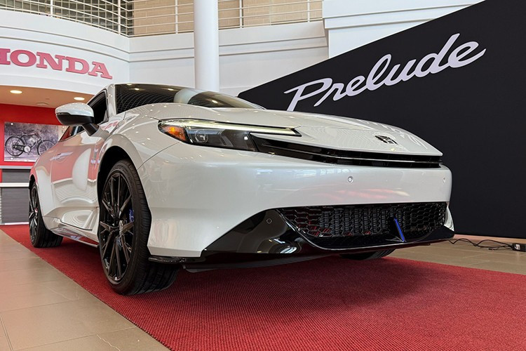 Chỉ một tháng sau khi ra mắt toàn cầu vào ngày 5/9, Honda Prelude 2026 đã nhận được hơn 2.400 đơn đặt hàng tại Nhật Bản, cao gấp tám lần so với kế hoạch ban đầu, bất chấp mức giá không hề dễ chịu – 6.179.800 yên (tương đương khoảng 41.100 USD hoặc 35.000 euro).