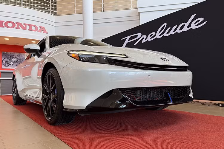 Chỉ một tháng sau khi ra mắt toàn cầu vào ngày 5/9, Honda Prelude 2026 đã nhận được hơn 2.400 đơn đặt hàng tại Nhật Bản, cao gấp tám lần so với kế hoạch ban đầu, bất chấp mức giá không hề dễ chịu – 6.179.800 yên (tương đương khoảng 41.100 USD hoặc 35.000 euro).