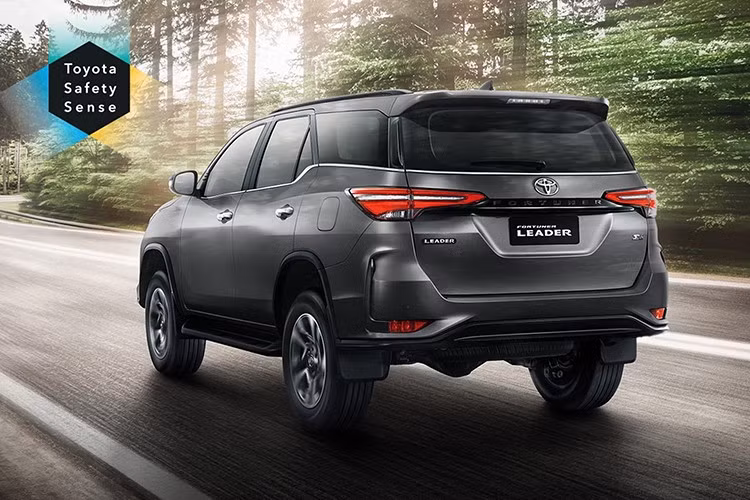 Phiên bản G Plus được bổ sung hệ thống cửa cốp điện tích hợp tính năng chống kẹt, camera 360 độ toàn cảnh Panoramic View Monitor và bộ mâm hợp kim 18 inch với thiết kế màu sơn đặc biệt. Giá bán của phiên bản này được niêm yết ở mức 1.439.000 baht, cao hơn 39.000 baht so với bản G tiêu chuẩn.