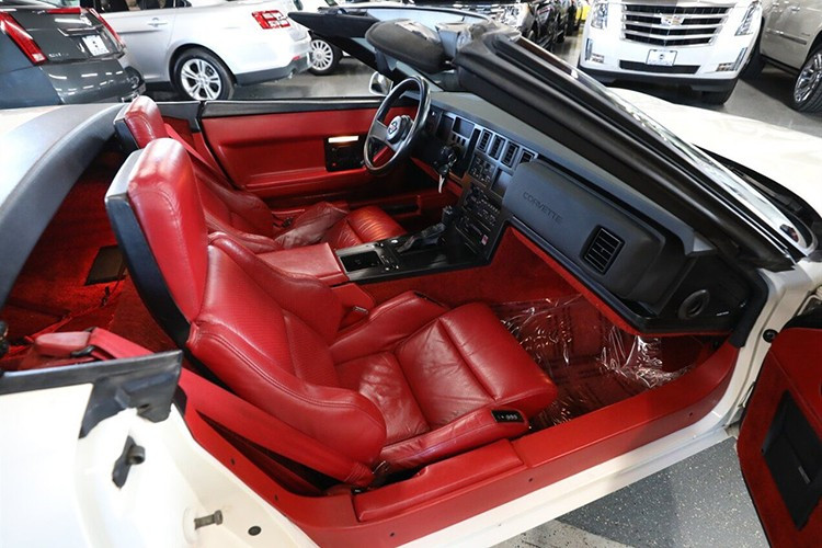 Động cơ Chevrolet Corvette có dung tích 350 inch khối và sản sinh công suất 230 mã lực, nhưng việc bổ sung đầu xi-lanh bằng nhôm đã tăng công suất lên 235 mã lực.