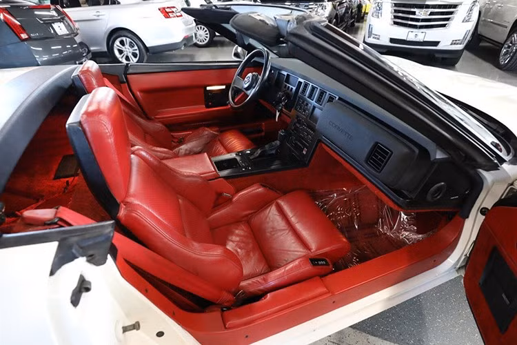 Động cơ Chevrolet Corvette có dung tích 350 inch khối và sản sinh công suất 230 mã lực, nhưng việc bổ sung đầu xi-lanh bằng nhôm đã tăng công suất lên 235 mã lực.