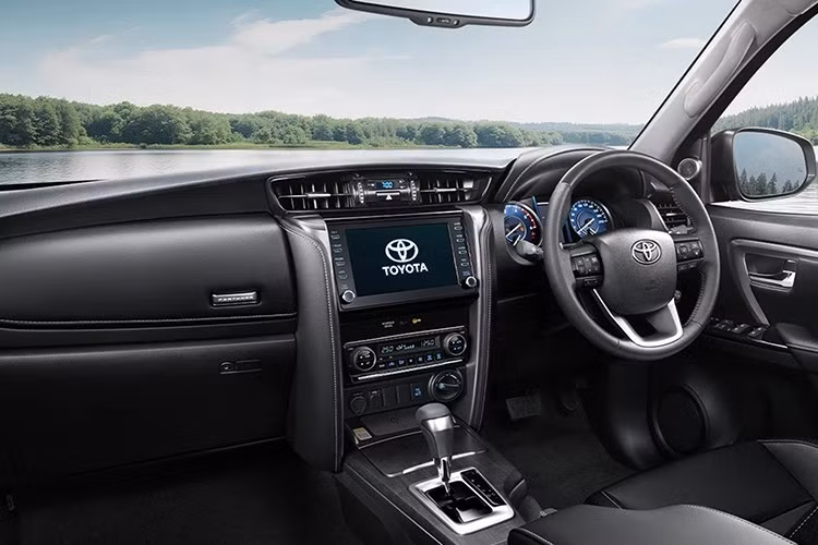 Trong khi đó, phiên bản LEADER V được nâng cấp với gói an toàn Toyota Safety Sense bao gồm các tính năng như hệ thống phòng ngừa va chạm (PCS), cảnh báo mở cửa sau (RDA) và điều khiển hành trình thích ứng bằng radar (Dynamic Radar Cruise Control). Tất cả phiên bản đều giữ nguyên mức giá so với trước đây.