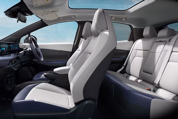 Đặc biệt, xe còn tích hợp công nghệ cấp điện ngược như V2L (Vehicle-to-Load) và V2H (Vehicle-to-Home) với công suất tối đa 1.500 W, cho phép sử dụng điện từ xe để cung cấp cho các thiết bị ngoại vi hoặc hộ gia đình trong những tình huống khẩn cấp.