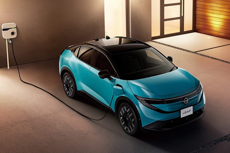 Hãng xe Nissan chính thức trình làng mẫu xe điện Nissan Leaf thế hệ mới tại thị trường nội địa Nhật Bản. Xe sẽ được phân phối với ba phiên bản gồm Leaf B7 X, Leaf B7 G và Leaf AUTECH B7, tất cả đều sử dụng bộ pin lithium-ion dung lượng lớn 78 kWh.