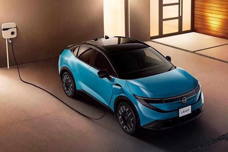 Hãng xe Nissan chính thức trình làng mẫu xe điện Nissan Leaf thế hệ mới tại thị trường nội địa Nhật Bản. Xe sẽ được phân phối với ba phiên bản gồm Leaf B7 X, Leaf B7 G và Leaf AUTECH B7, tất cả đều sử dụng bộ pin lithium-ion dung lượng lớn 78 kWh.