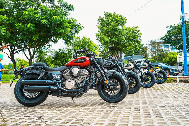 Mở bán tại Việt Nam, Chinchilla 500 được cung cấp với nhiều tùy chọn màu sắc cá tính như Matte Black, Retro Green, Chrome Silver, cùng phiên bản đặc biệt ánh kim dành cho những chủ nhân yêu thích sự khác biệt.