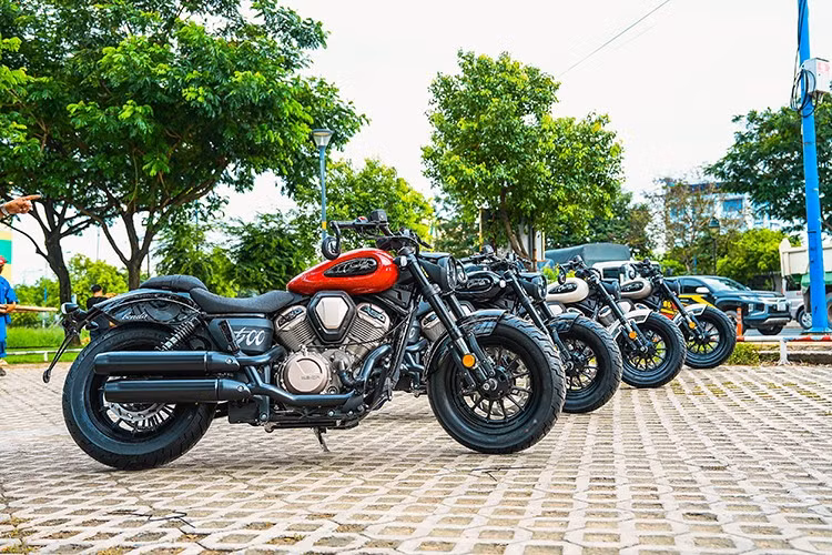 Mở bán tại Việt Nam, Chinchilla 500 được cung cấp với nhiều tùy chọn màu sắc cá tính như Matte Black, Retro Green, Chrome Silver, cùng phiên bản đặc biệt ánh kim dành cho những chủ nhân yêu thích sự khác biệt.