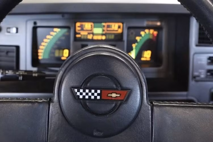 Chiếc xe Chevrolet Corvette mui trần đời 1986 trong những bức ảnh này có tình trạng rất tốt, và theo garage cho biết chiếc xe mới chỉ chạy được 16.092 dặm.