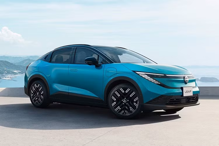 Dáng xe có phần coupe với phần mui vuốt mềm ra phía sau, tạo cảm giác thể thao, năng động. Tay nắm cửa trước dạng pop-up chìm gọn vào thân xe, trong khi tay nắm cửa sau được ẩn khéo léo – xu hướng đang được nhiều mẫu xe điện theo đuổi để tối ưu khí động học.