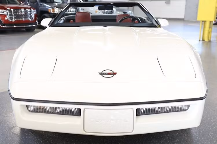 Những chiếc xe Chevrolet Corvette C4 của quá khứ giờ đây không phải là 1 xe mui trần thông thường, mà nó thực sự là một món đồ sưu tầm, bởi sự hiếm có. Và nếu bạn mua được chiếc xe này, càng quý giá vì ngoại thất và nội thất còn rất tốt.