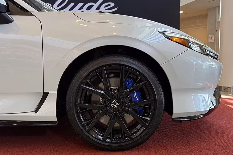 Điều khiến Honda ngạc nhiên nhất không nằm ở số lượng đơn hàng, mà ở độ tuổi của người mua. Thay vì thu hút giới trẻ, Prelude mới lại đang chinh phục thế hệ Gen X và Baby Boomer – những khách hàng ở độ tuổi 50–60 va 70, vốn từng gắn bó hoặc có kỷ niệm với các thế hệ Prelude trong quá khứ.