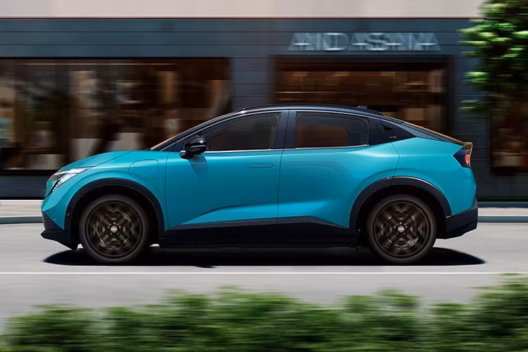 Mẫu xe SUV điện Nissan Leaf thế hệ mới sở hữu thiết kế nhỏ gọn với chiều dài tổng thể 4.360 mm, chiều rộng 1.810 mm, chiều cao 1.550 mm, chiều dài cơ sở 2.690 mm và khoảng sáng gầm 135 mm. Trọng lượng không tải đạt mức 1.880 kg.