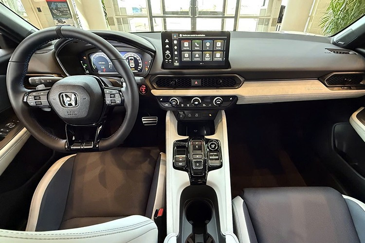 Họ là những người sẵn sàng chi trả để tìm lại phần ký ức tuổi trẻ qua một thiết kế mới mang tính hiện đại, thực dụng nhưng vẫn giữ được tinh thần thể thao thanh lịch. Sở thích màu sắc của nhóm khách hàng này cũng phản ánh rõ điều đó: 63% chọn màu Moonlight White Pearl (trắng ngọc trai ánh trăng), 16% chọn Meteoroid Gray Metallic (xám thiên thạch), 11% chọn Crystal Black Pearl (đen ngọc trai), và chỉ 10% chọn Flame Red (đỏ rực).