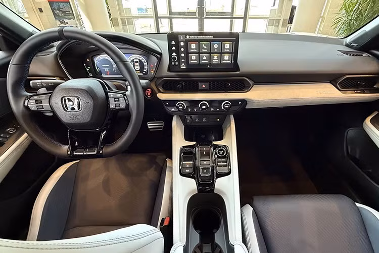 Họ là những người sẵn sàng chi trả để tìm lại phần ký ức tuổi trẻ qua một thiết kế mới mang tính hiện đại, thực dụng nhưng vẫn giữ được tinh thần thể thao thanh lịch. Sở thích màu sắc của nhóm khách hàng này cũng phản ánh rõ điều đó: 63% chọn màu Moonlight White Pearl (trắng ngọc trai ánh trăng), 16% chọn Meteoroid Gray Metallic (xám thiên thạch), 11% chọn Crystal Black Pearl (đen ngọc trai), và chỉ 10% chọn Flame Red (đỏ rực).