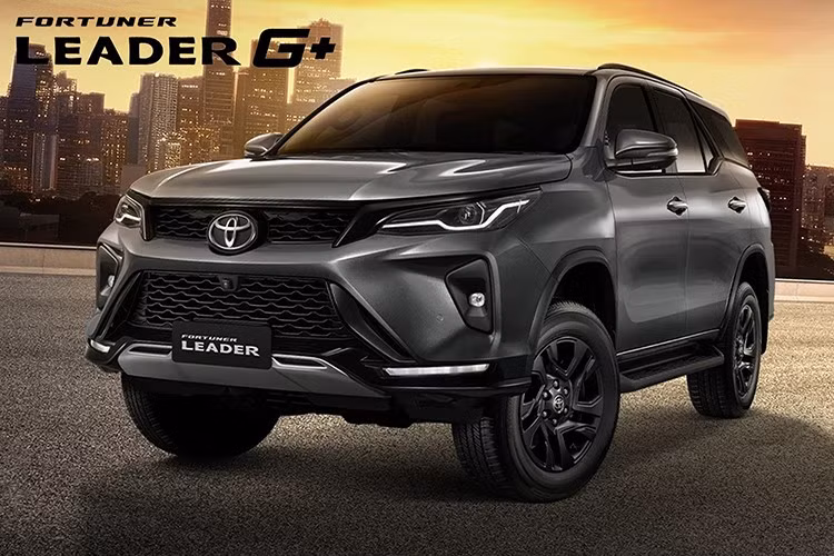Toyota Thái Lan vừa giới thiệu dòng xe Fortuner LEADER phiên bản mới với giá bán từ 1.239.000 đến 1.600.000 baht (tương đương từ 1 tỷ đến 1,3 tỷ đồng). Điểm nhấn đáng chú ý trong lần cập nhật này là sự xuất hiện của biến thể mới LEADER 2.4 G Plus 2WD AT, đi kèm hàng loạt nâng cấp về trang bị tiện nghi và an toàn.
