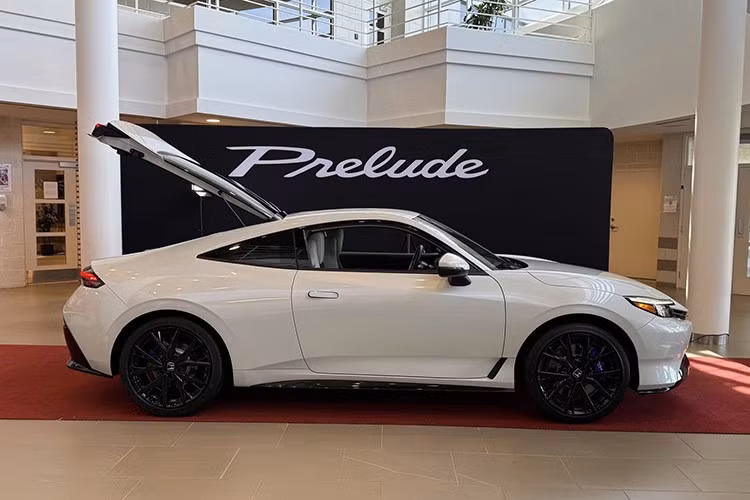 Đây là mức giá được xem là “cao bất thường” đối với một mẫu xe mang logo Honda, thậm chí còn đắt hơn cả Nissan Z – mẫu xe thể thao dùng động cơ V6 400 mã lực – có giá khởi điểm 5.497.800 yên (khoảng 36.300 USD). Trước nhu cầu vượt xa dự kiến, Honda đã buộc phải điều chỉnh kế hoạch sản xuất.