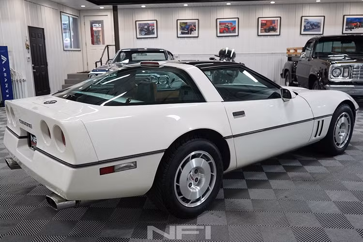 Đồ họa xe dẫn đường Indy 500 đã được lắp đặt, nhưng dựa trên những bức ảnh do đại lý chia sẻ, mọi thứ trên chiếc xe này đều rất sạch sẽ, nghĩa là chúng đã được bảo quản đúng cách kể từ khi chiếc xe này được chủ sở hữu đầu tiên chọn.