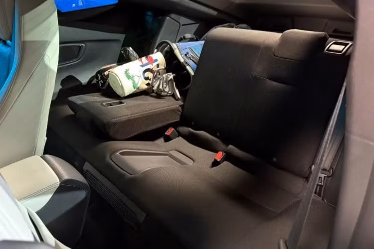 Hệ thống mới có tên “S+ Shift” mang lại cảm giác sang số mô phỏng như hộp số bậc thang, giúp người lái cảm nhận rõ hơn sự thay đổi tốc độ. Phần đầu xe thừa hưởng hệ thống treo thanh chống kép và giảm chấn chủ động từ Civic Type-R, hứa hẹn mang đến cảm giác lái thể thao và chính xác hơn bất kỳ mẫu Honda nào trước đây.