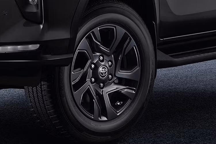 Bên cạnh việc bổ sung phiên bản mới, Toyota cũng nâng cấp hệ thống an toàn và hỗ trợ lái trên toàn bộ dải sản phẩm của Fortuner LEADER 2025 mới.