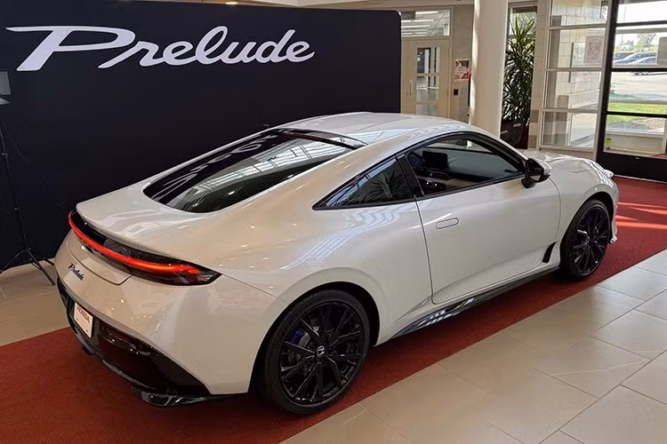 Một số đại lý tại Nhật đã tạm dừng nhận đơn mới, trong khi hãng tăng tốc dây chuyền lắp ráp để đáp ứng các đơn hàng hiện có. Honda cho biết hãng mong muốn “nhiều khách hàng nhất có thể được trực tiếp cầm lái Prelude”, và với đà này, khả năng cao sản lượng sẽ tiếp tục được mở rộng trong thời gian tới.