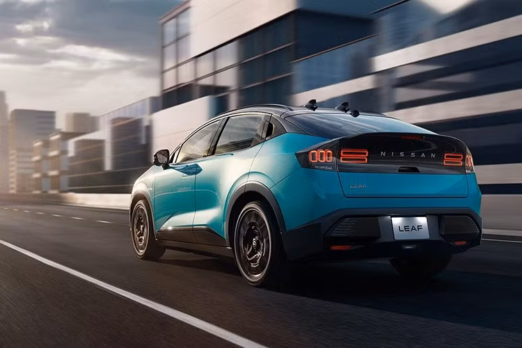 Về thiết kế, Leaf 2026 gây ấn tượng mạnh với phần đầu xe cá tính: mặt ca-lăng hình thang ngược, dải LED ban ngày kéo dài toàn chiều rộng, kết hợp cùng cụm đèn chính và các chi tiết hình học độc đáo. Hốc gió dưới đối xứng hài hòa, tạo nên tổng thể đầy hiện đại và khác biệt.