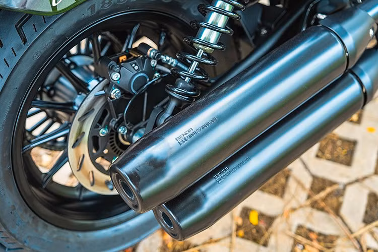 “Trái tim” của Benda Chinchilla 500 là động cơ V-Twin làm mát bằng dung dịch, dung tích 475,6cc DOHC, sản sinh công suất khoảng 47–54 mã lực tại 8.500–9.000 vòng/phút và mô-men xoắn cực đại 42–45 Nm. Hệ truyền động dây đai (belt drive) giúp vận hành êm ái, hạn chế rung chấn và gia tăng độ bền – điều hiếm thấy trong phân khúc này.