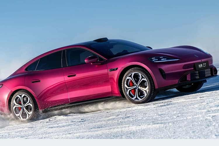 Sự tương đồng càng rõ ràng hơn ở phần đuôi xe. Z7 cũng được trang bị dải đèn LED chạy ngang toàn bộ chiều rộng đuôi xe với đồ họa ánh sáng phức tạp, tương tự cách bố trí trên Taycan. Thiết kế cửa cốp sau cũng có nhiều nét gợi nhớ mẫu sedan điện của Porsche.