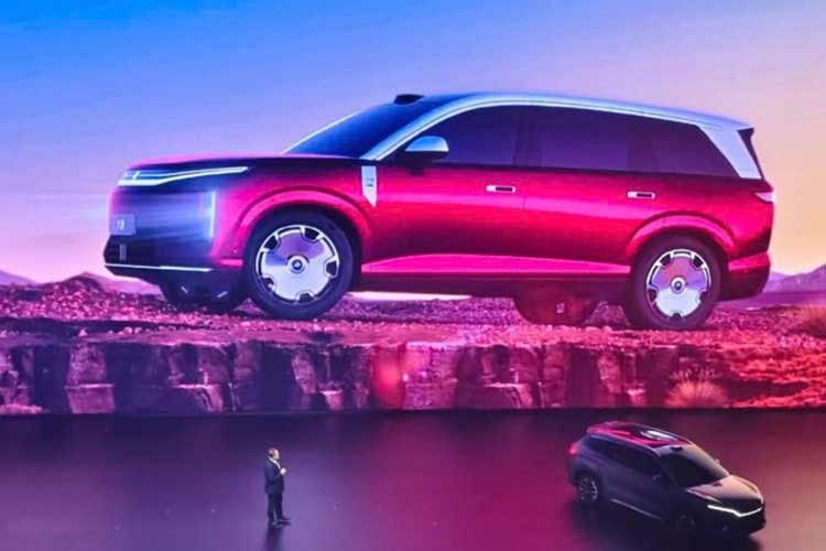 Đúng như kế hoạch từ trước đó, vào ngày 5/3/2026, hãng BYD đã chính thức ra mắt mẫu SUV đầu bảng hoàn toàn mới mang tên Datang hay Great Tang (Đại Đường) tại thị trường Trung Quốc. Đây thực chất là phiên bản sản xuất thương mại của mẫu xe BYD Dynasty-D Concept từng được giới thiệu tại Triển lãm Ô tô Thượng Hải 2025.