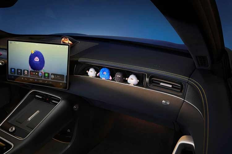 Ngoại hình của SAIC Z7 chạy điện vẫn có một số chi tiết riêng như cụm đèn LED sắc sảo và lưới hút gió màu đen ở cản trước. Tuy nhiên, khi quan sát dọc thân xe, nhiều đường nét được cho là khá giống Taycan, từ hình dáng cánh cửa, đường mái, gương chiếu hậu cho đến tay nắm cửa.