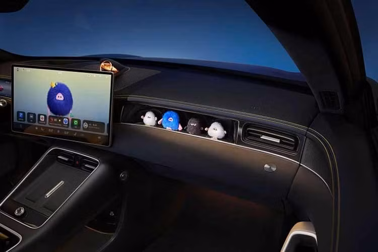 Ngoại hình của SAIC Z7 chạy điện vẫn có một số chi tiết riêng như cụm đèn LED sắc sảo và lưới hút gió màu đen ở cản trước. Tuy nhiên, khi quan sát dọc thân xe, nhiều đường nét được cho là khá giống Taycan, từ hình dáng cánh cửa, đường mái, gương chiếu hậu cho đến tay nắm cửa.