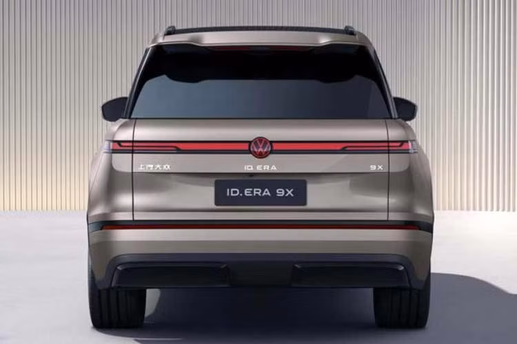 Mới đây, Volkswagen đã tiếp tục nói kỹ về nội thất xe. Ralf Brandstätter, giám đốc của hãng tại Trung Quốc, cho biết khách hàng Trung Quốc thích: “Những chiếc xe kết nối, ưu tiên trí tuệ nhân tạo, với điều khiển bằng giọng nói liền mạch và khoang lái thông minh.” Vì vậy, hãng đã chiều lòng với ID.Era 9X.