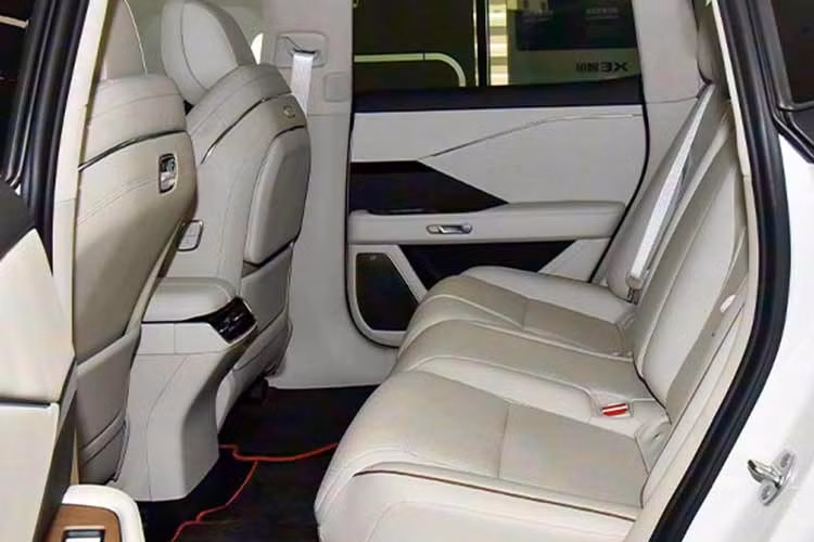 Hàng ghế trước được thiết kế theo tiêu chuẩn "không trọng lực", trong khi cả bốn vị trí ngồi đều tích hợp hệ thống massage 10 điểm, sưởi và thông gió. Sự tĩnh lặng bên trong khoang cabin được đảm bảo tuyệt đối nhờ lớp kính cách âm hai lớp trang bị cho tất cả các cửa.