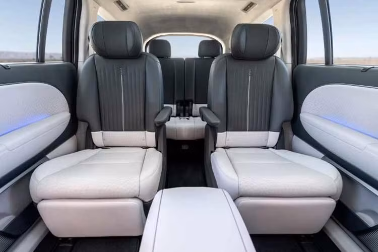 Với cấu hình 6 chỗ, giá bán lần lượt là 68,17 triệu won (46.500 USD), 73,74 triệu won (50.300 USD) và 79,60 triệu won (54.300 USD). Theo Hyundai, sau khi áp dụng các chính sách hỗ trợ xe điện của chính phủ và địa phương, phiên bản Exclusive có thể có giá thực tế chỉ khoảng hơn 60 triệu won (41.000 USD).