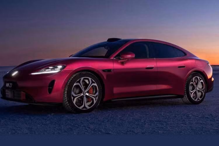 Mức giá xe SAIC Z7 2026 được xem là cao hơn một chút so với các dự đoán ban đầu, nhưng vẫn thấp hơn rất nhiều so với Porsche Taycan, mẫu xe điện thương hiệu đến từ Đức hiện có giá khởi điểm khoảng 918.000 nhân dân tệ, tương đương khoảng 133.000 USD.