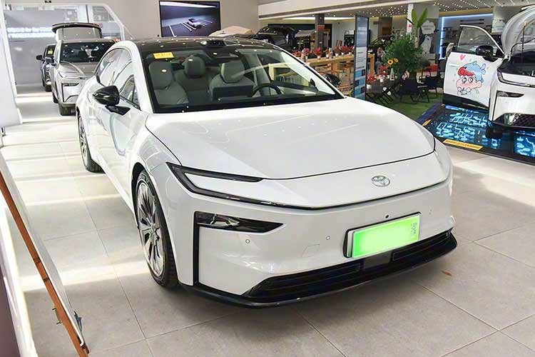 Mức giá xe Toyota bZ7 2026 niêm yết dao động từ 179.800 đến 239.800 nhân dân tệ (khoảng 683,7 triệu - 911,9 triệu đồng), tân binh này không chỉ củng cố dải sản phẩm xanh của hãng xe Nhật mà còn đánh dấu bước ngoặt trong việc hợp tác sâu rộng với các "ông lớn" công nghệ để tái định nghĩa trải nghiệm người dùng.
