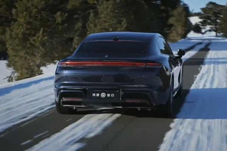 Đáng chú ý, Z7 còn được trưng bày với màu sơn hồng nổi bật đi kèm bộ mâm đen và viền mâm màu hồng, cách phối màu khá giống với Xiaomi SU7 15th Anniversary Edition từng ra mắt vào đầu năm 2025.