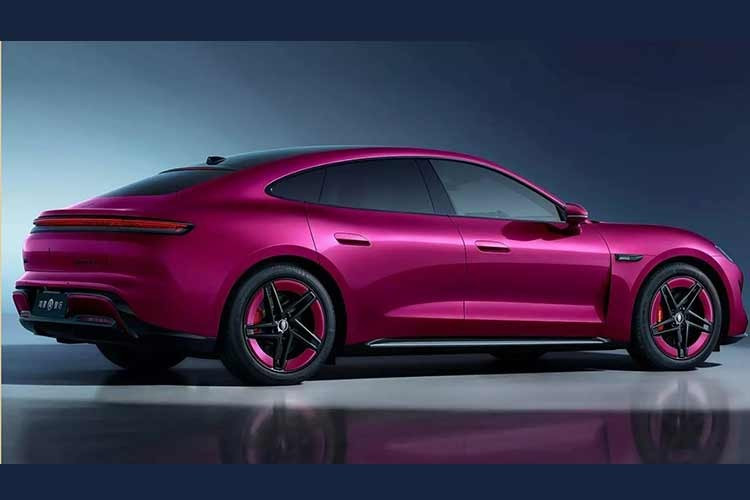 SAIC Z7 được hé lộ từ đầu năm và hiện đã chính thức xuất hiện với cả hai biến thể sedan và Shooting Brake. Dù nhiều thông số kỹ thuật vẫn chưa được công bố đầy đủ, giá bán của mẫu xe này được dự đoán nằm trong khoảng 250.000 – 350.000 nhân dân tệ, tương đương khoảng 36.200 – 50.700 USD.