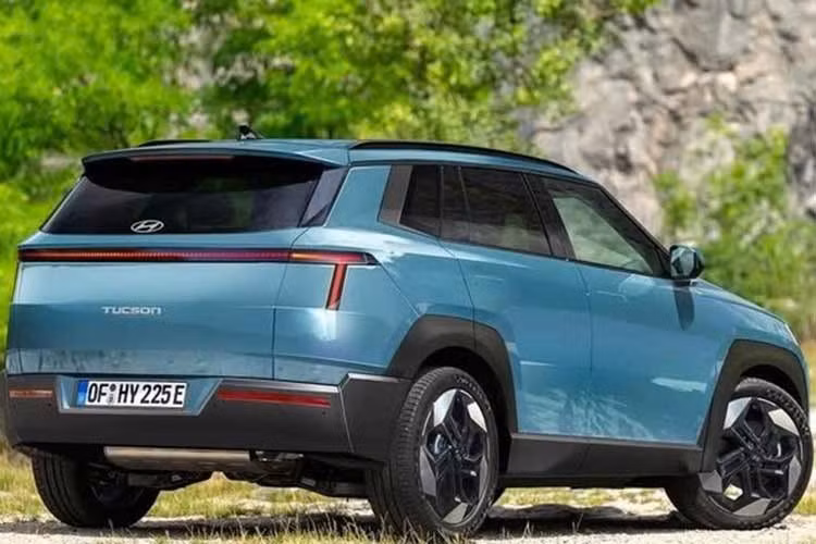 Ngoài ra, dòng sản phẩm có thể được bổ sung phiên bản hiệu suất cao Hyundai Tucson N thế hệ mới. Xe dự kiến sẽ sử dụng động cơ 1.6L tăng áp kết hợp mô-tơ điện, cho công suất dự kiến khoảng 300 mã lực.