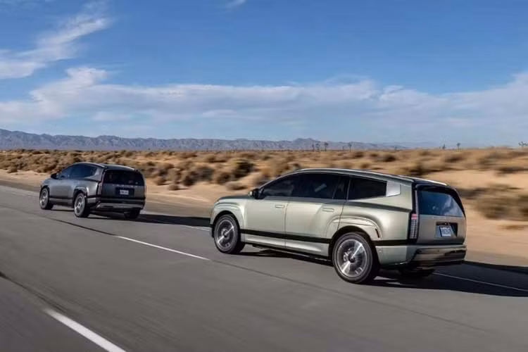 Mẫu xe SUV cỡ lớn IONIQ 9 được phát triển trên nền tảng E-GMP dành cho xe điện của thương hiệu Hyundai, xe trang bị bộ pin dung lượng 110,3 kWh cho phạm vi hoạt động hơn 500 km sau mỗi lần sạc.