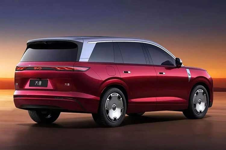 Theo hồ sơ đăng ký, xe có hai mức tốc độ tối đa là 240 km/h và 250 km/h. Datang cũng dự kiến hỗ trợ công nghệ sạc nhanh Flash Charge của BYD, cho phép chạy thêm khoảng 200 km chỉ sau 5 phút sạc.