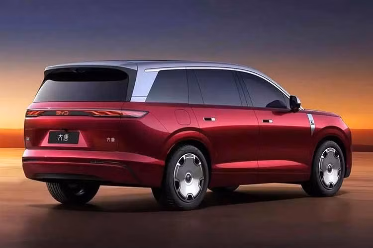 Theo hồ sơ đăng ký, xe có hai mức tốc độ tối đa là 240 km/h và 250 km/h. Datang cũng dự kiến hỗ trợ công nghệ sạc nhanh Flash Charge của BYD, cho phép chạy thêm khoảng 200 km chỉ sau 5 phút sạc.