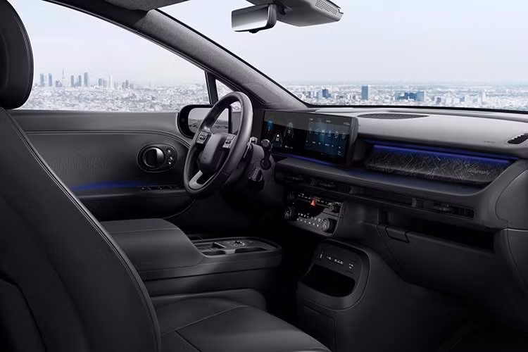 Bản Prestige bổ sung kính chắn gió chống bám nước, đồng thời tăng thêm các chi tiết trang trí cao cấp như bàn đạp kim loại và ốp bậc cửa kim loại. Trong khi đó, phiên bản cao cấp nhất Calligraphy được nâng cấp với ghế sưởi cho hàng ghế thứ ba nhằm cải thiện sự thoải mái cho hành khách phía sau.