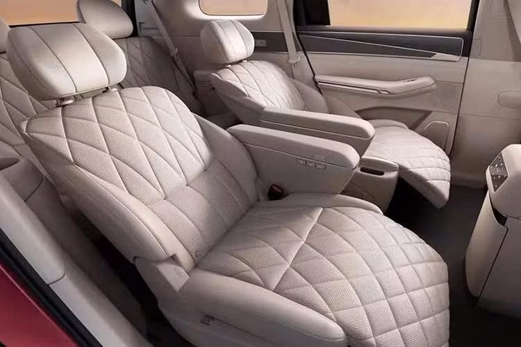 Các màn hình này được thiết kế hòa vào bề mặt bảng táp-lô, tạo hiệu ứng lõm đặc trưng. Hành khách phía sau có thêm màn hình giải trí gắn trần, đi kèm hai bàn gấp nhỏ và tủ lạnh, nhấn mạnh định hướng tiện nghi cao cấp của mẫu SUV này.