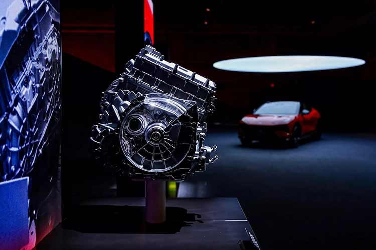 Tổng công suất của Lotus For Me PHEV 2026 đạt 939 mã lực, cao hơn một chút so với mẫu xe điện hàng đầu Eletre R. Một động cơ 4 xi-lanh tăng áp 2.0 lít cũng là một phần của hệ động lực, sẽ hoạt động khi pin cần hỗ trợ.