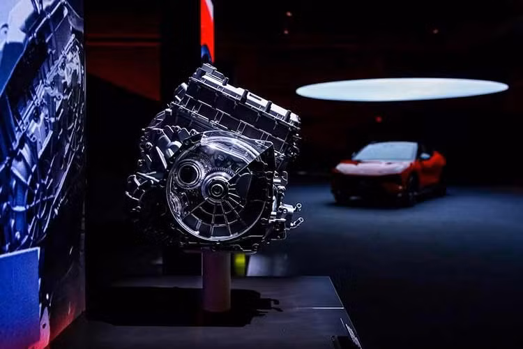 Tổng công suất của Lotus For Me PHEV 2026 đạt 939 mã lực, cao hơn một chút so với mẫu xe điện hàng đầu Eletre R. Một động cơ 4 xi-lanh tăng áp 2.0 lít cũng là một phần của hệ động lực, sẽ hoạt động khi pin cần hỗ trợ.