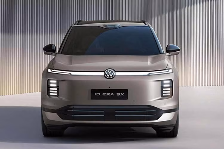 Volkswagen ID. Era 9X là mẫu SUV điện mở rộng phạm vi (EREV), đây không chỉ là thành viên có kích thước đồ sộ nhất trong “gia đình” ID. Era mà còn là biểu tượng cho bước chuyển mình mạnh mẽ của Volkswagen trong kỷ nguyên xe năng lượng mới.