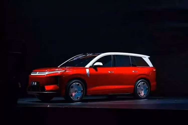 Với kích thước lớn, đương nhiên tân binh Tang SUV nhà BYD cũng mang trên mình nội thất vô cùng rộng rãi. Mẫu xe này được bố trí 7 chỗ ngồi theo cấu hình 2+2+3 với 2 ghế thương gia ở hàng ghế giữa. Trong khi đó, khoang hành lý có dung tích tiêu chuẩn 252 lít.