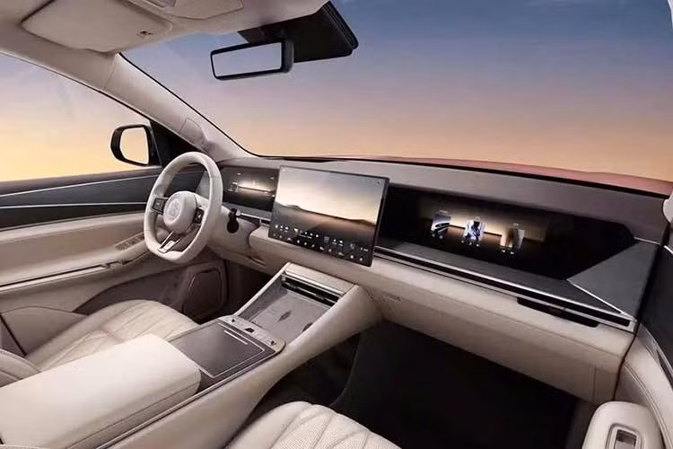 BYD Datang được trang bị cửa đóng/mở chỉnh điện, 4 ghế không trọng lực, dàn âm thanh 27 loa và trần kính toàn cảnh với diện tích lên đến 6,34 m². Thêm vào đó là 3 màn hình trên mặt táp-lô, gồm bảng đồng hồ kỹ thuật số, màn hình cảm ứng trung tâm và màn hình giải trí cho hành khách phía trước.